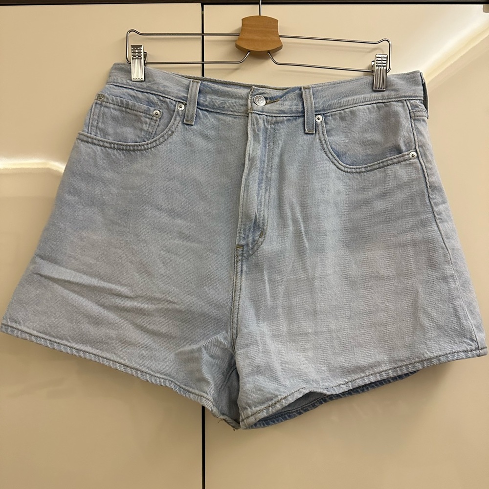 Levi’s high waisted loose shorts